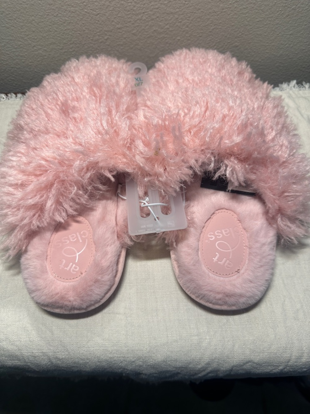 art class Light Pink Fuzzy Slippers Sz 6/7 NWT